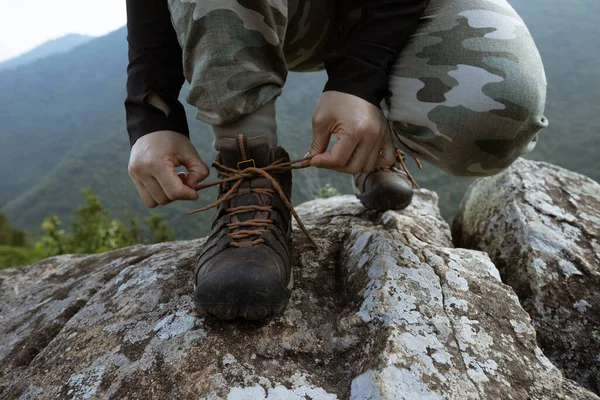 Успішний Піший Турист Зав Язує Шнурки Верхній Скелі Гори — стокове фото