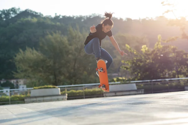 Skateboarder Skateboarden Draußen Der Stadt — Stockfoto
