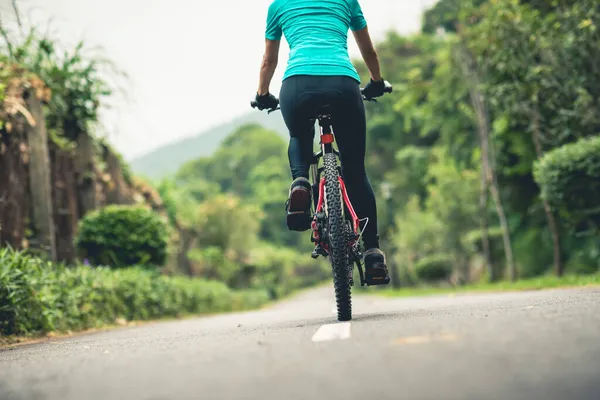 熱帯公園の歩道で自転車に乗る — ストック写真