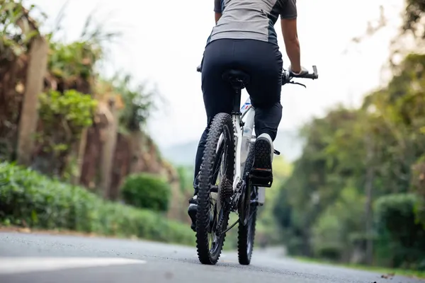 Montar Bicicleta Sendero Del Parque Tropical — Foto de Stock