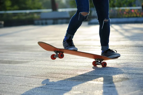 Skateboarder Skateboarding Εξωτερικούς Χώρους Στην Πόλη — Φωτογραφία Αρχείου