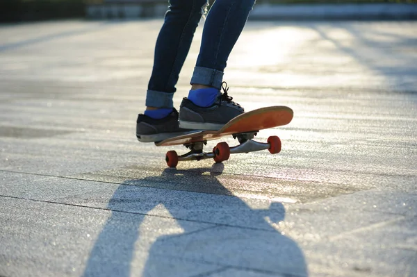 Skateboarder Skateboarden Draußen Der Stadt — Stockfoto