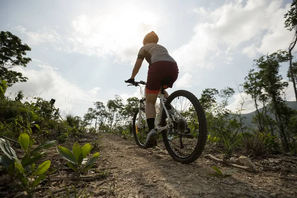 Woma Ridning Cykel Klättring Upp Till Bergstopp Skogsstig — Stockfoto