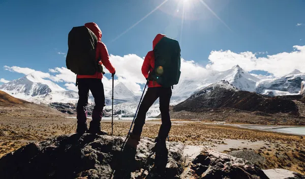 Дві Жінки Подорожують Взимку Високогірними Горами — стокове фото