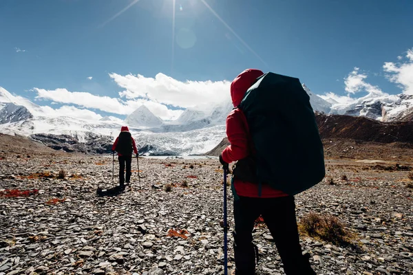 Twee Vrouwelijke Wandelaars Wandelen Winter Hoge Bergen — Stockfoto