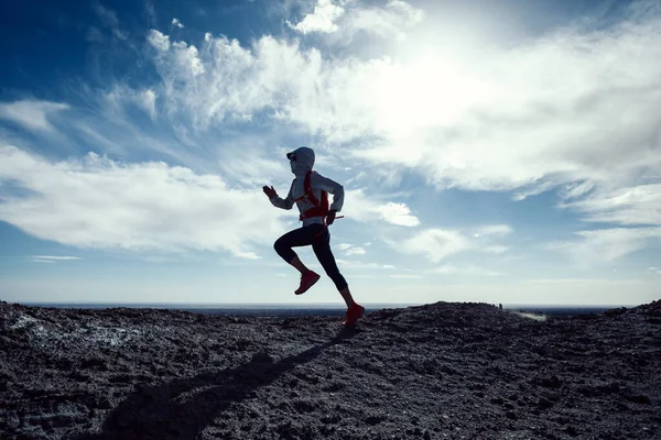 Mujer Trail Runner Cross Country Running Sand Desert Mountain Top — Foto de Stock