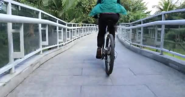 Radfahrerin Fährt Mit Fahrrad Auf Brücke — Stockvideo
