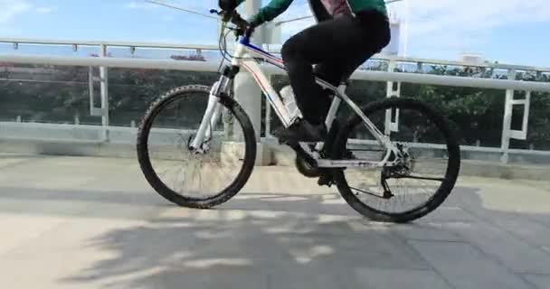 Radfahrerin Fährt Mit Fahrrad Auf Brücke — Stockvideo