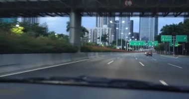 Gündüz vakti şehir caddesinde araba sürmek.