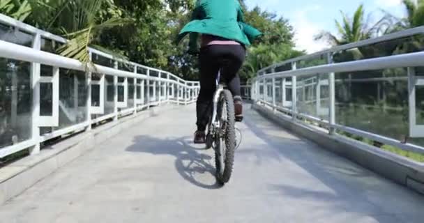 Kobieta Rowerzysta Jazda Rowerze Moście — Wideo stockowe
