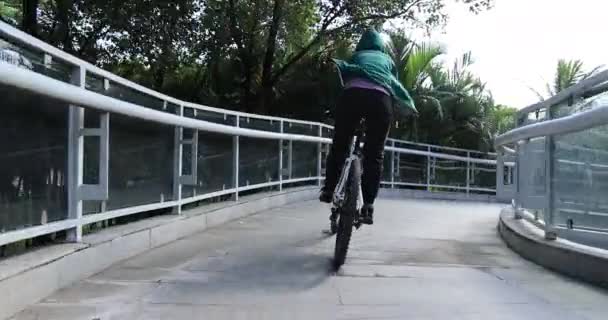 Mulher Andar Bicicleta Cidade Dia Ensolarado — Vídeo de Stock