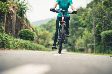 Tropikal park yolunda bisiklet sürmek