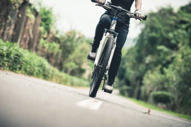 Tropikal park yolunda bisiklet sürmek