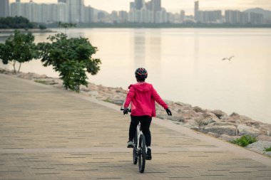 Sahil yolunda ellerin serbest bisiklete binmek