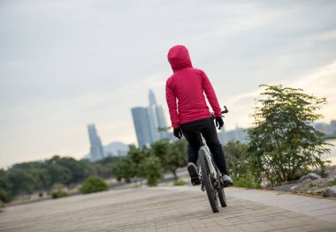 Sahil yolunda ellerin serbest bisiklete binmek