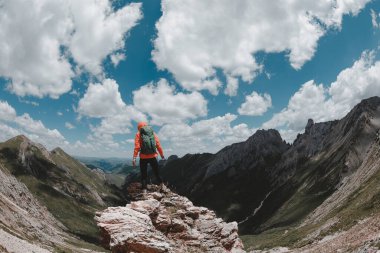 Başarılı kadın sırt çantalı dağlarda yürüyüş yapıyor.
