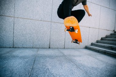 Kaykaycı şehir dışında kaykay yapıyor.