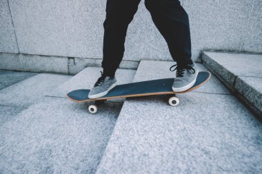 Kaykaycı kaykayla şehirde merdivenlerden aşağı yuvarlanıyor.