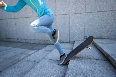 Kaykaycı kaykayla şehirde merdivenlerden aşağı yuvarlanıyor.