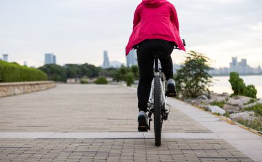 Sahil yolunda bisiklet sürmek