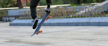 Kaykaycı şehir dışında kaykay yapıyor.