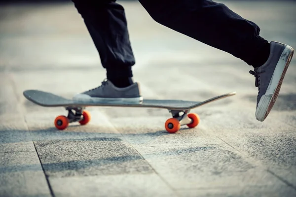 Skateboarder Skateboarding Venku Městě — Stock fotografie