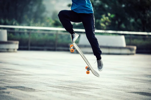 Skateboarder Skateboarding Εξωτερικούς Χώρους Στην Πόλη — Φωτογραφία Αρχείου