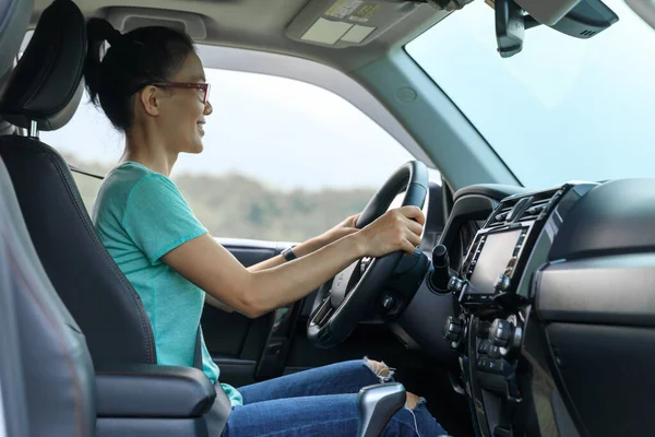 Femme Voiture Conduite Sur Route Montagne — Photo