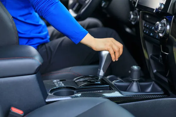 Mujer Conduciendo Coche Cambiando Los Engranajes — Foto de Stock