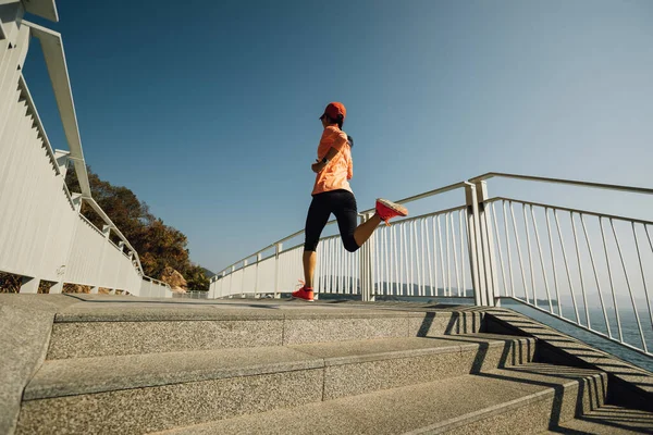 Hälsosam Livsstil Fitness Kvinna Löpare Kör Havet Spår — Stockfoto