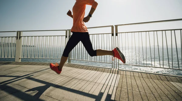 Hälsosam Livsstil Fitness Kvinna Löpare Kör Havet Spår — Stockfoto