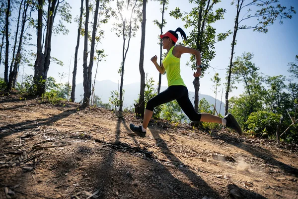 Женщина Бегунья Бежит Восходящей Лесной Горной Вершине — стоковое фото
