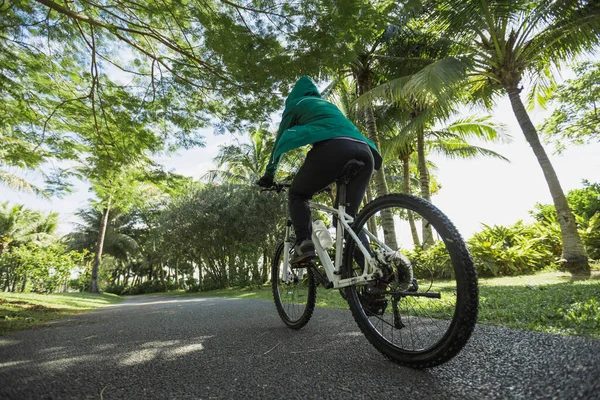 Жінка Їде Велосипеді Парку Сонячний День — стокове фото
