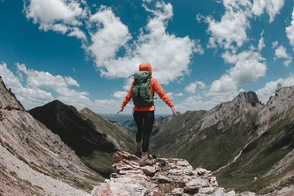 Úspěšná Žena Batohem Turistika Alpských Horách — Stock fotografie