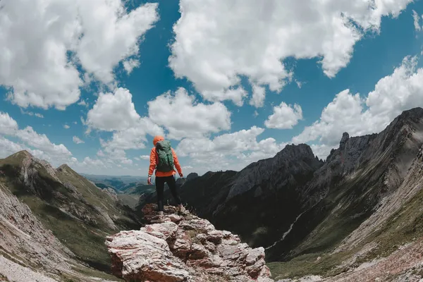 Erfolgreiche Backpackerin Wandert Auf Alpinen Bergen — Stockfoto