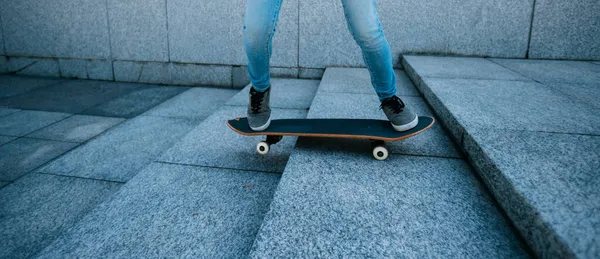 Skateboardista Jízda Skateboardu Goring Dolů Schodech Venku Městě — Stock fotografie