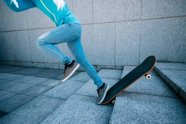 Skateboardåkare Ridning Skateboard Goring Ner För Trappan Utomhus Staden — Stockfoto