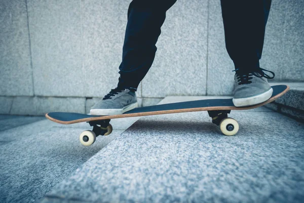 スケートボードに乗るスケートボードは 市内の屋外で階段を下り — ストック写真