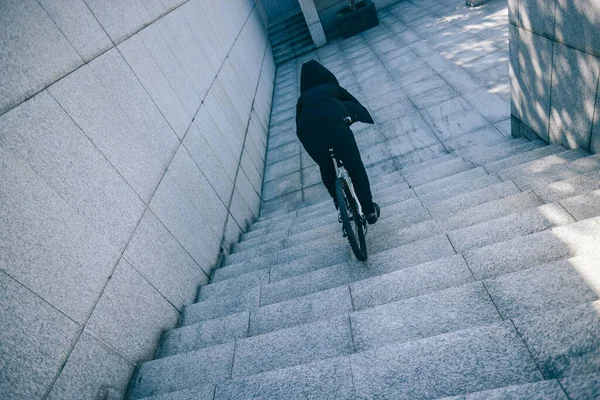 Freeriderin Fährt Fahrrad Die Treppe Der Stadt Hinunter — Stockfoto