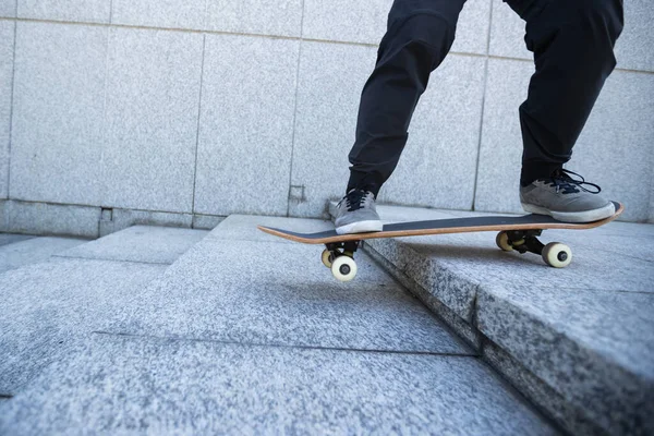 Skateboardista Jízda Skateboardu Goring Dolů Schodech Venku Městě — Stock fotografie