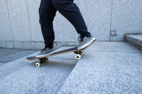 Skateboardista Jízda Skateboardu Goring Dolů Schodech Venku Městě — Stock fotografie