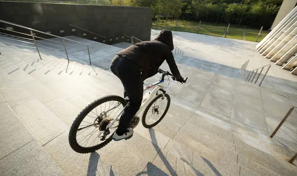 Kobieta Freerider Jazdy Schodach Miejskich — Zdjęcie stockowe