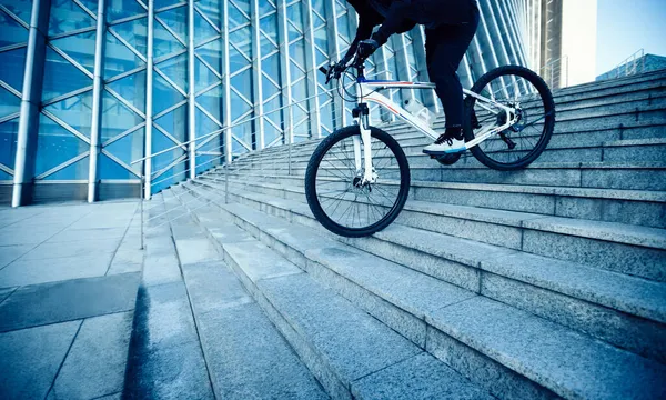 Mujer Freerider Montar Bicicleta Por Las Escaleras Ciudad — Foto de Stock