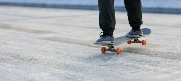 Skateboarder Skateboarding Εξωτερικούς Χώρους Στην Πόλη — Φωτογραφία Αρχείου