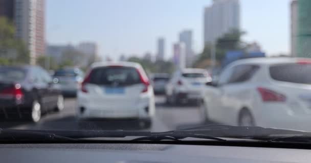 白天在城市街道上开车 — 图库视频影像