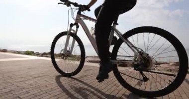 genç kadın binicilik bisiklet sahil üzerinde