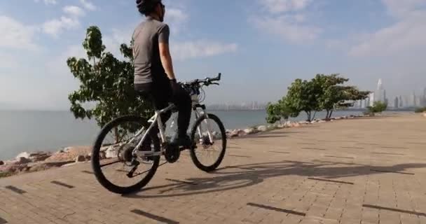 Junge Frau Mit Fahrrad Meer — Stockvideo