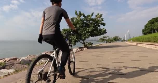 Junge Frau Mit Fahrrad Meer — Stockvideo