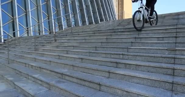 Женщина Велосипеде Показывает Фокус Лестнице Парке — стоковое видео