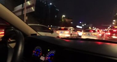 Gece şehrinde bulanık ışıklar, yol ışıkları